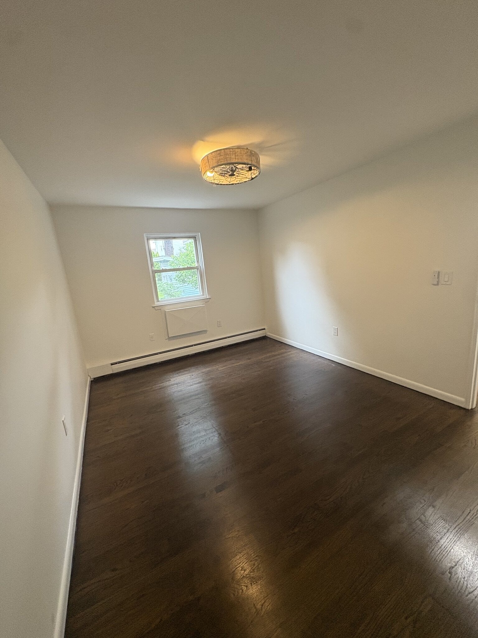 Building Photo - 860 River Dr