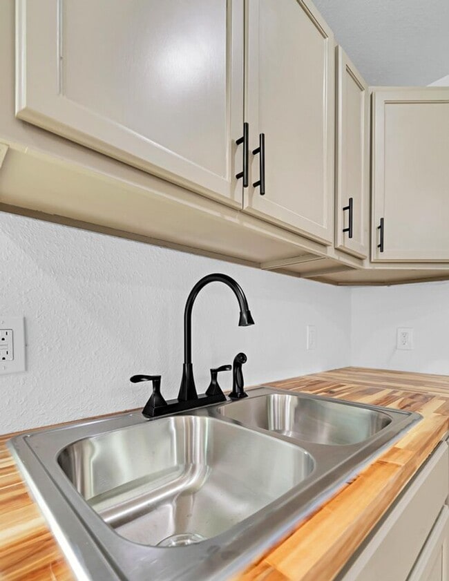 Building Photo - Newly remodeled 3 bedroom/2 baths coming s...