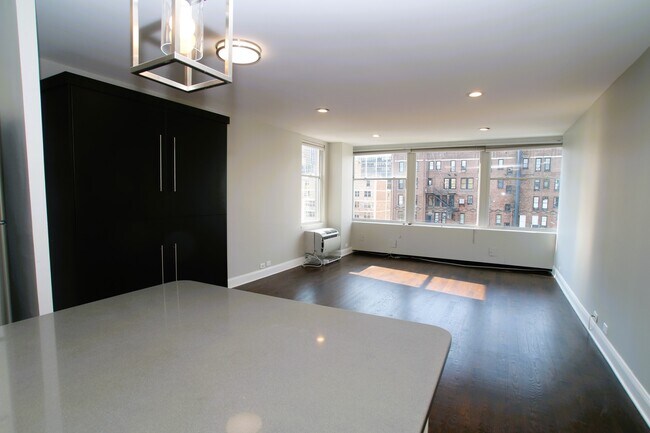Building Photo - 30 E Elm St