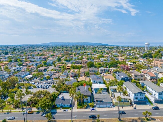 Building Photo - 1542 Manhattan Beach Blvd