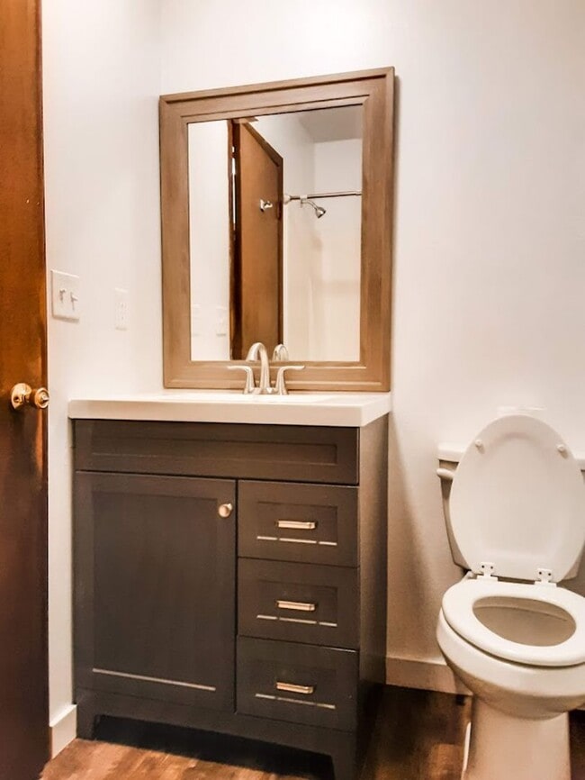 Building Photo - 4 Bed/ 2 Bath Townhome!