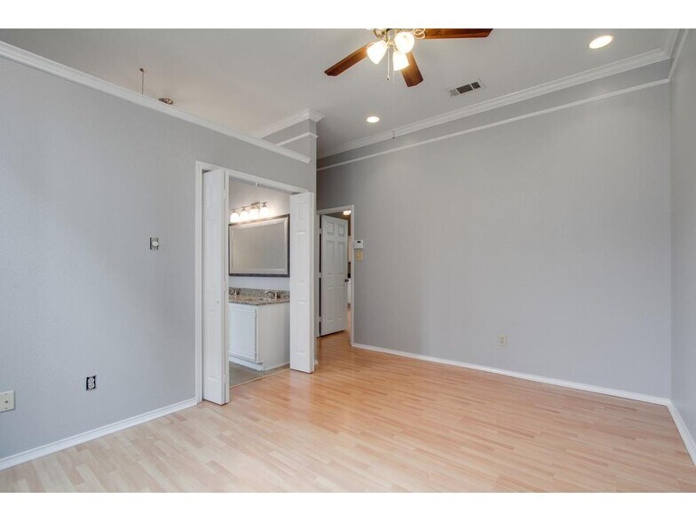 Building Photo - 546 Raintree Cir