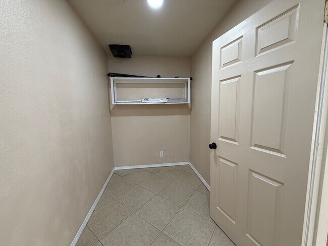 Building Photo - 3 Bedroom Updated Home Available Near Montano Rd NW & Unser Blvd NW!