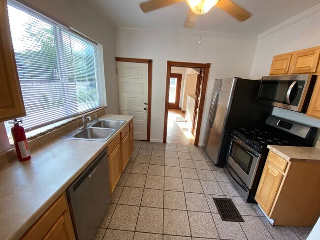 Building Photo - 2205 Waldeck Ave
