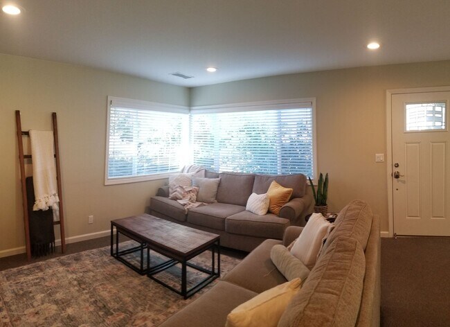 Building Photo - Immaculate 5 Bedroom 3 bath home with beautiful hill views!