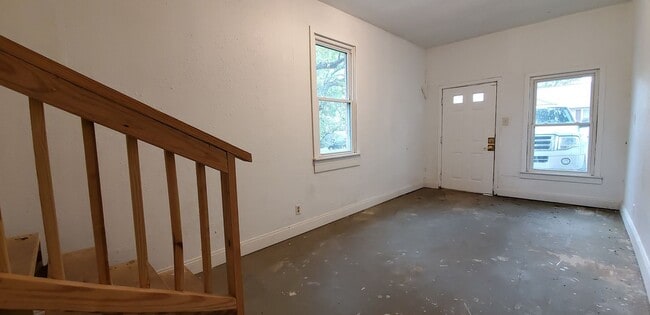 Building Photo - BRICK HOUSE!!! 3-bedroom, 1-bath, Close to...