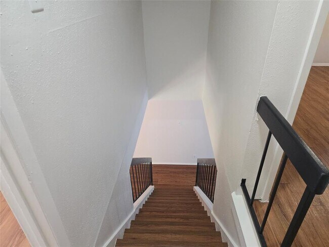 Building Photo - 7108 Creekside Dr