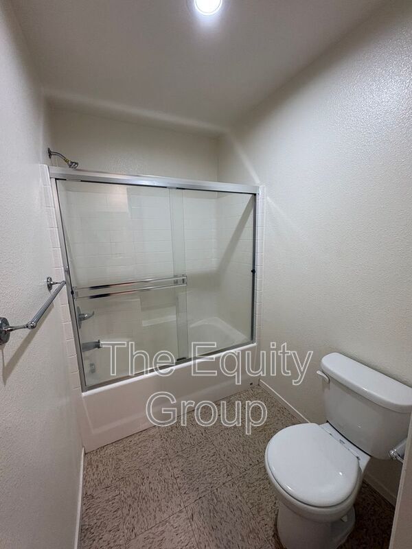 Building Photo - 2106 W Lark Ave