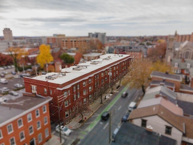 Building Photo - Charming One-Bedroom Apartment in Downtown Lancaster