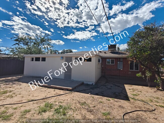 Building Photo - 907 E Weymouth St