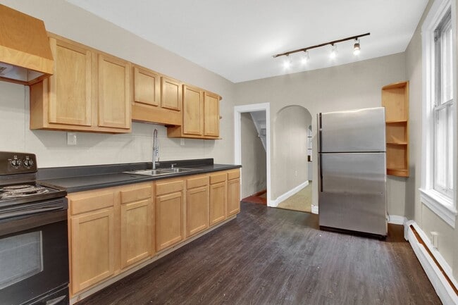 Building Photo - Spacious 4 Bedroom, 1 Bath Home in North York!