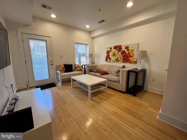 Building Photo - 1013 V St NW