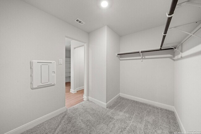 Building Photo - 1080 Amble Oak