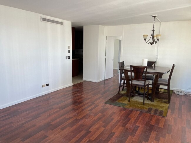 Building Photo - Fairway Manor ... 2 bedroom/Pets OK!