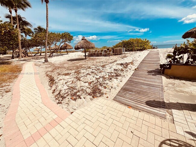 Building Photo - 1121 Crandon Blvd