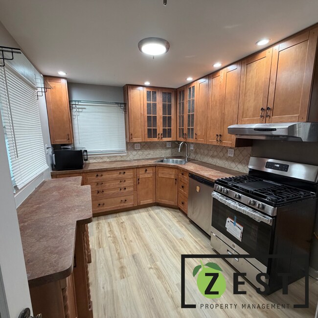 Building Photo - Gorgeous 3 BED 1.5 BATH - $1800