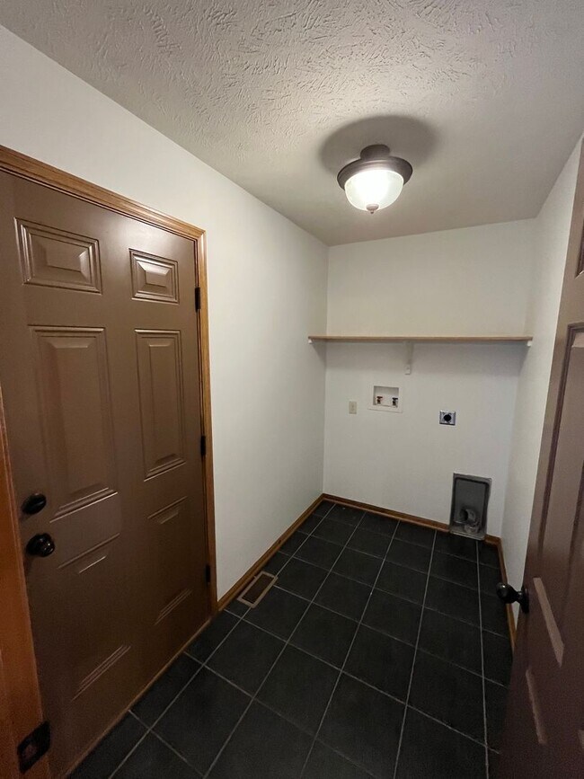 Building Photo - 8020 Renatta Dr 5bed/3bath