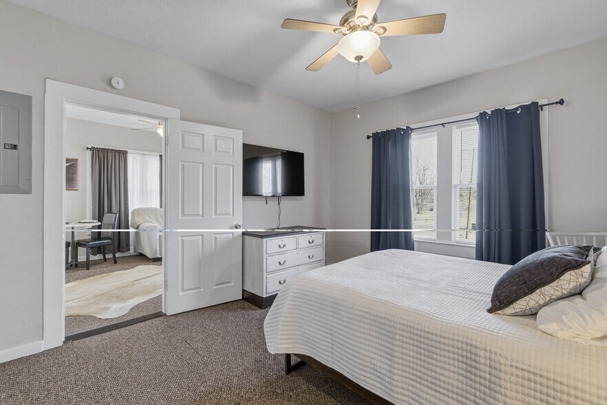 Building Photo - 701 Pine St