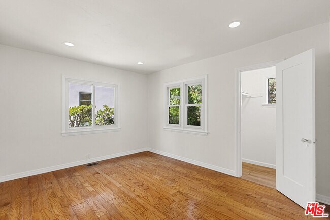 Building Photo - 1122 S La Peer Dr