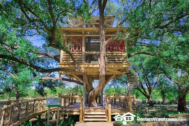 Building Photo - Stunning 3 bedroom, 2 bath in ideal location!