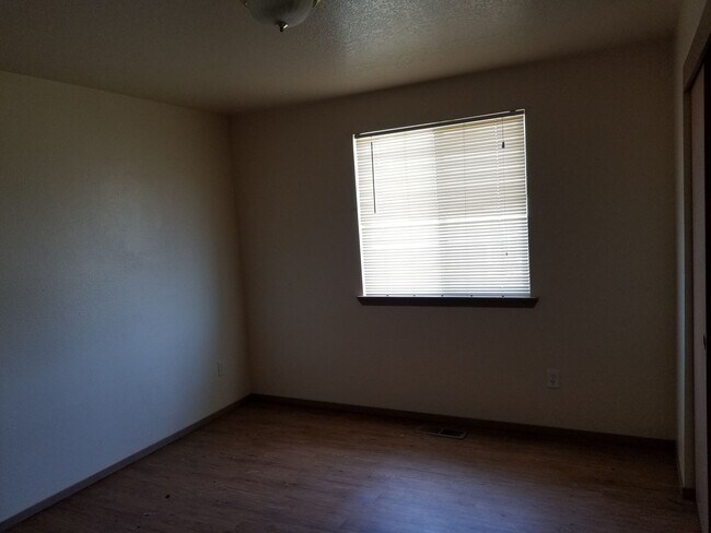 Building Photo - Charming 3-Bedroom Home in Quiet Cul-de-Sac with Valley Views!