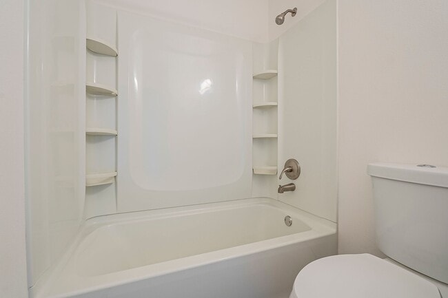 Building Photo - Renovated open floorplan