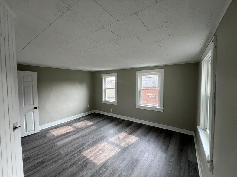 Room 2 - 25 Girard Ave