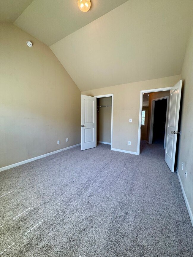 Building Photo - This beautiful 4-bedroom, 2.5-bath home Move-in ready and is waiting for you!