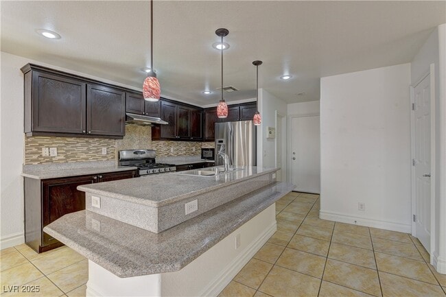 Building Photo - 236 Fairway Woods Dr