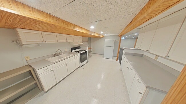 Building Photo - "3-Bed Home in Sterling Heights: Granite K...