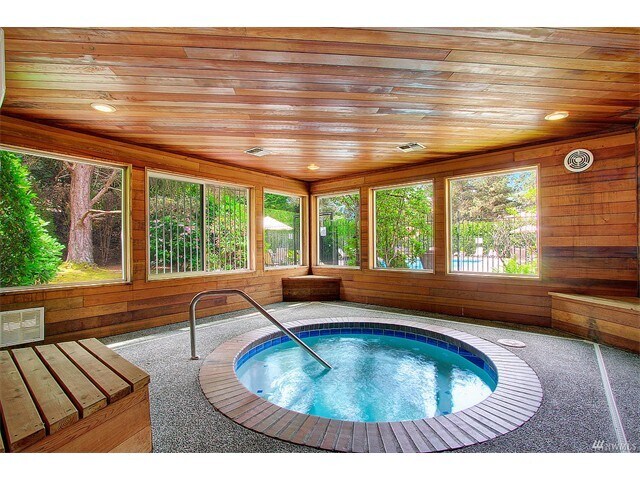 Community Jacuzzi - 10026 NE 127th Pl