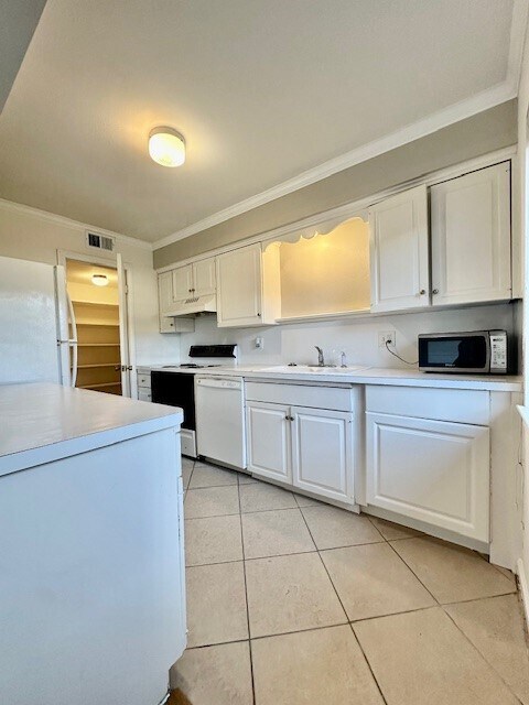 Building Photo - 6332 Chevy Chase Dr