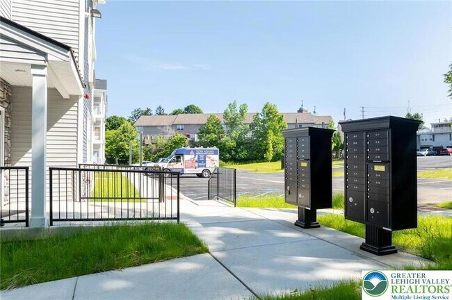 Building Photo - 948 N Front St