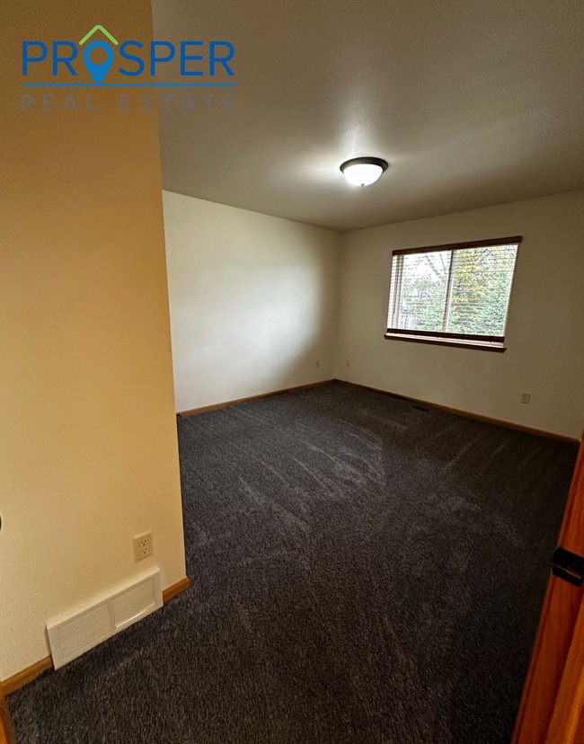 Building Photo - Charming Comfort Meets Prime Eau Claire Location!