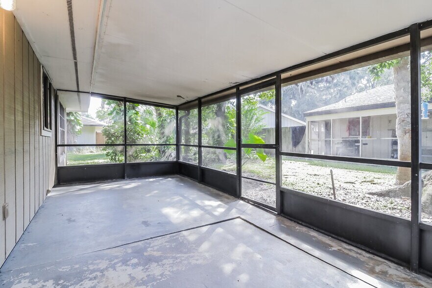 Building Photo - 647 Redwood Dr