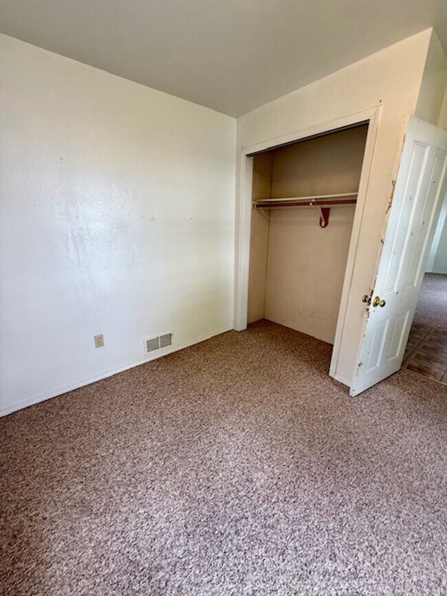 Building Photo - 3 Bedroom, 1 Bath Apartment for Rent - Clo...