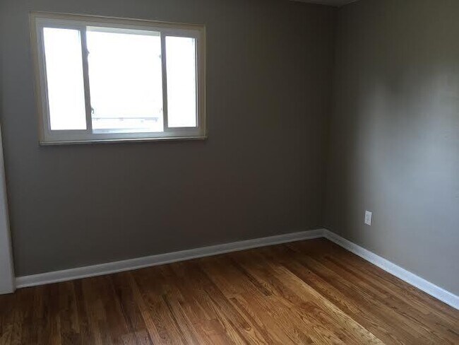 Building Photo - **********Gorgeous Scott Township 3-Bed/1....