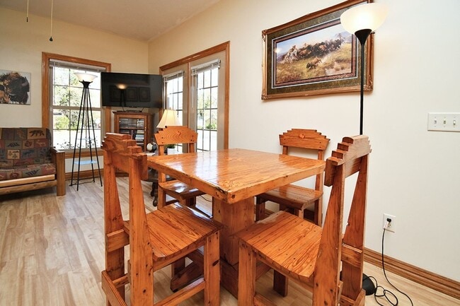 Building Photo - 2 Blocks from MERCY HOSPITAL! FULLY FURNIS...