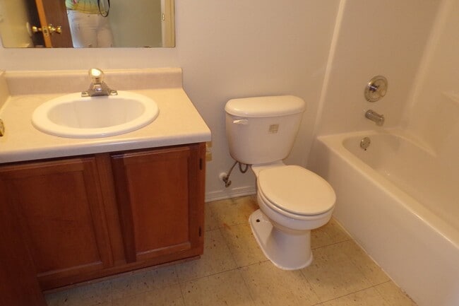 Building Photo - Southwest Pensacola 3BR/2BA Patio Home Ava...