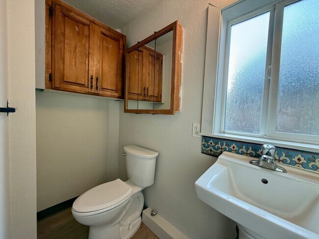 Building Photo - YOU DON'T WANT TO MISS THIS HOME THAT IS WALKING DISTANCE FROM DOWNTOWN REDMOND!!