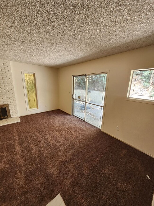 Building Photo - Newly Renovated! Spacious 4-Bed, 2-Bath Ho...