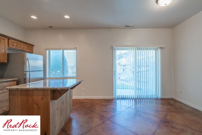 Building Photo - 3 Bedroom Townhome In Southgate Community