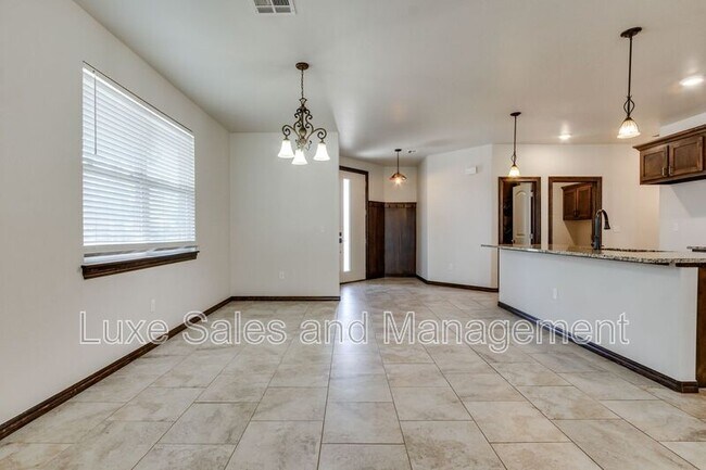 Building Photo - 2200 Alta Vista Ln