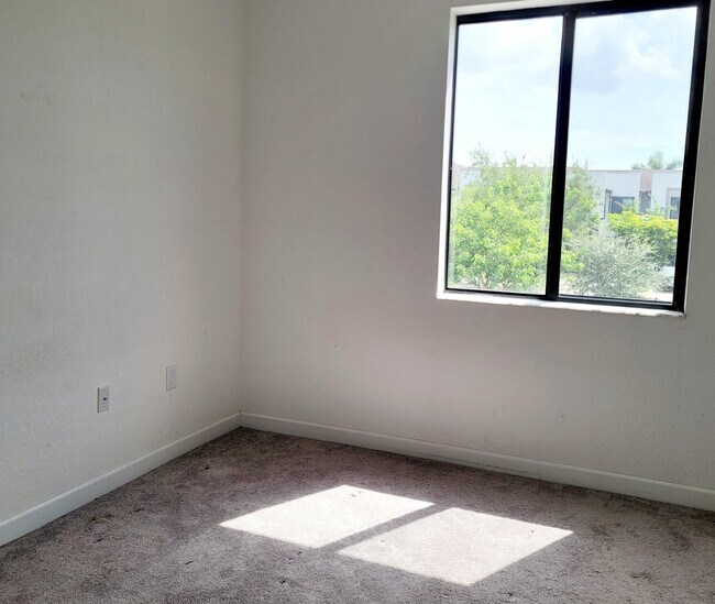 Building Photo - 20756 NE 5th Ct