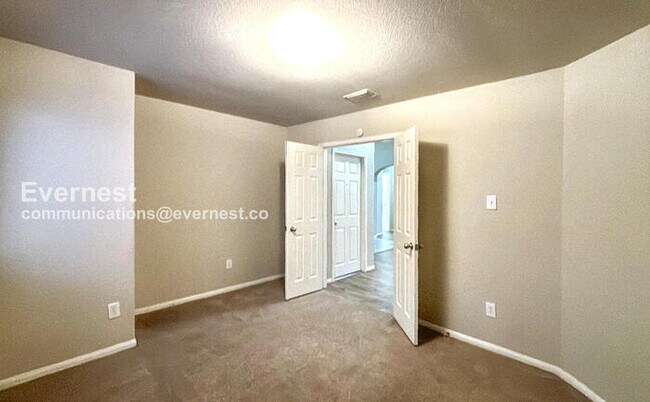 Building Photo - 3 Bed, 2 Bath Home with Fenced Yard & Garage / Pet-Friendly / Available Now!