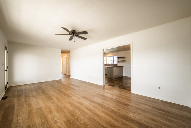 Building Photo - 908 S Maple St