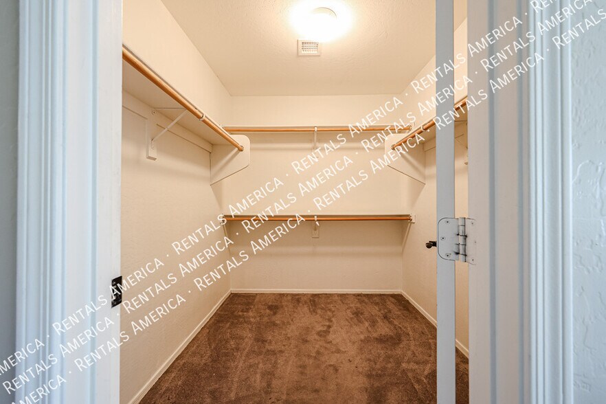 Building Photo - 9714 W Heber Rd