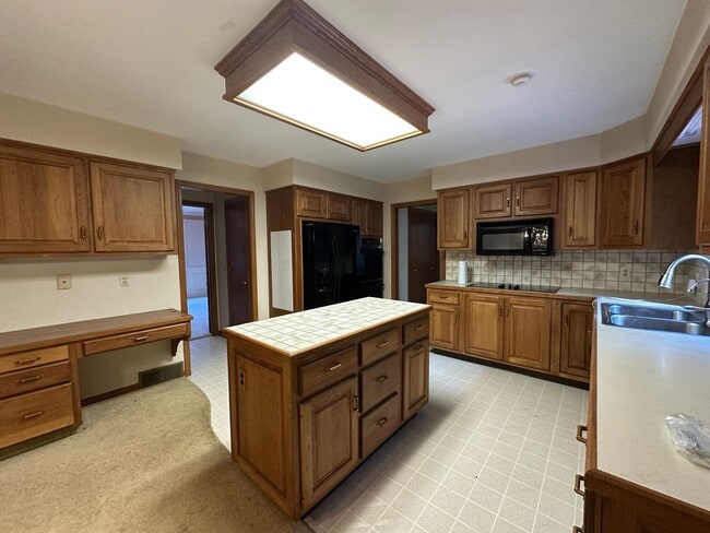 Building Photo - Large Home in Forest Hills School District