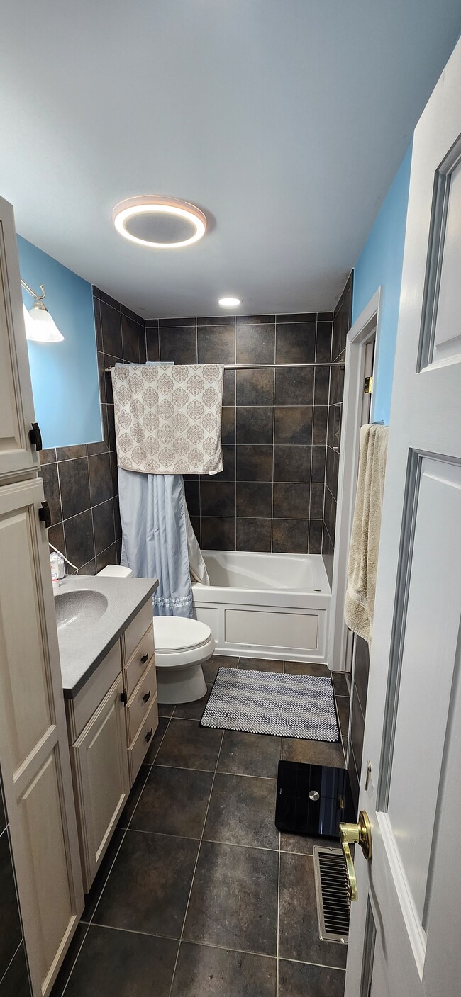 Building Photo - 539 Thorndale Dr