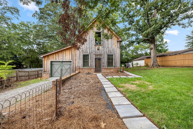 Building Photo - 479 W Park St